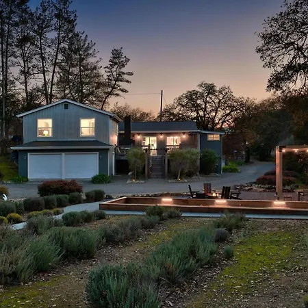 Luxurious Wine Country Oasis--Hot Tub, Bocce Court, Cornhole And Firepit! Villa